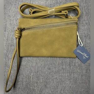 ✨Host Pick✨ Universal Thread Olive Wristlet